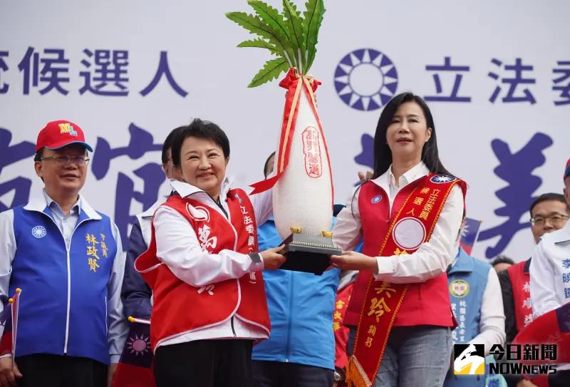 ▲盧秀燕今天到桃園為萬美玲站台，送上好彩頭祝她高票當選。（圖／記者李春台攝，2023.12.02）