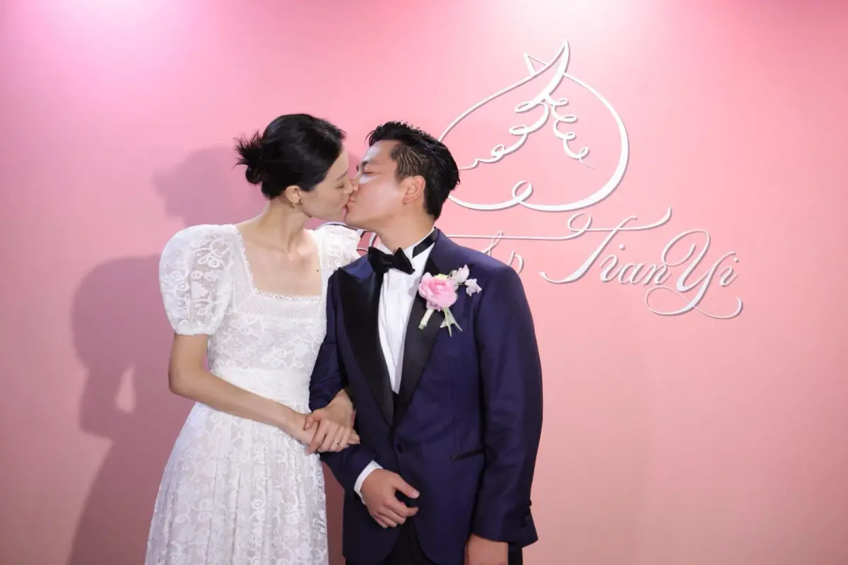 ▲張艾嘉獨子王令塵（右）與交往7年的29歲火辣大陸超模游天翼完婚。（圖／Number One PR Communication Limited提供）