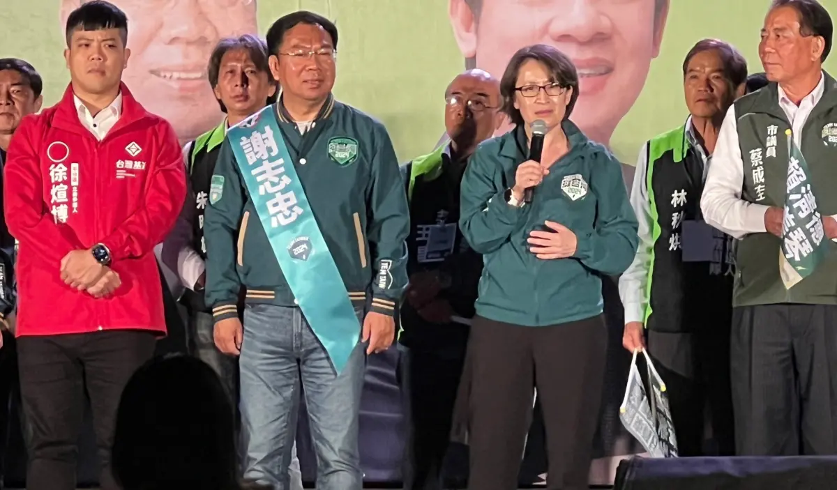 ▲蕭美琴首場台中市造勢活動，給了老友兼同鄉、民進黨立委候選人謝志忠。（圖／記者顏幸如攝，2023.12.02）