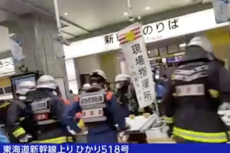 ▲日本東海道新幹線「HIKARI 518號」列車，今（2）日晚間發生罕見意外事故，據通報有乘客在車廂內噴「驅熊噴霧」，導致5位乘客身體不適，消防單位也趕往車站處理。（圖／翻攝自NHK）