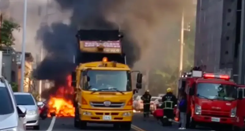 ▲嘉義市垃圾車突起火燃燒，嚇得民眾趕緊遠離，就怕會爆炸。（圖／翻攝自記者爆料網）