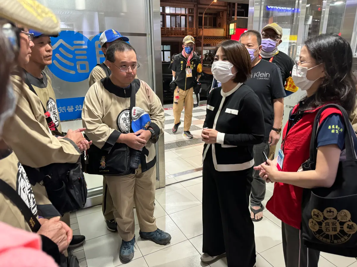 ▲大甲鎮瀾宮媽祖今（2）日南巡抵達東港鎮，傍晚卻傳出疑似食物中毒事件，到晚間9:30止，計有69人送醫，縣長周春米晚間也趕抵醫院探視病患。（圖／屏東縣政府提供）