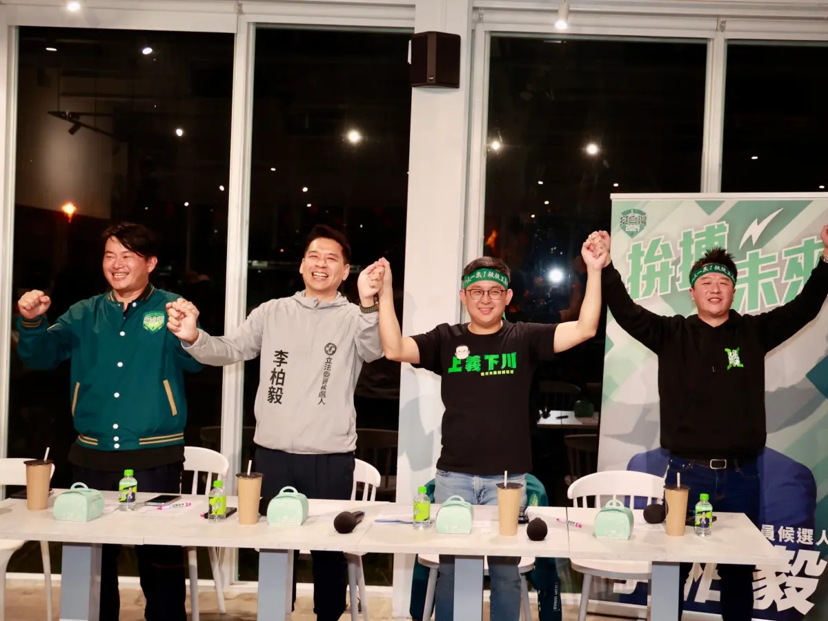 ▲民進黨左楠立委候選人李柏毅今天舉行「國四論壇」，現場邀請到前立委陳柏維、議員卓冠廷、政治評論家李正皓，在蓮池潭畔聊時事、論局勢。（圖／李柏毅競選辦公室提供）