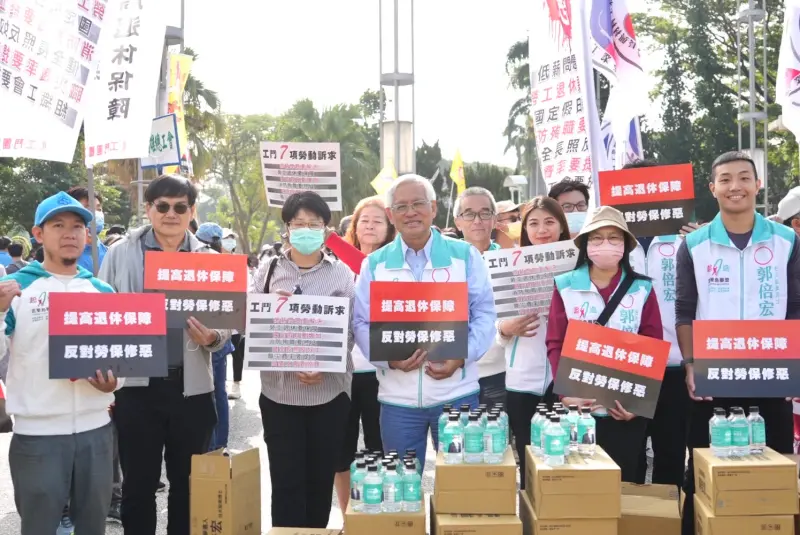 ▲高雄市第6選區立委候選人郭倍宏今(2)日特別參加了「1202勞動權益訴求大遊行」，表達對工會勞團訴求的支持！（圖／郭倍宏競選辦公室提供）