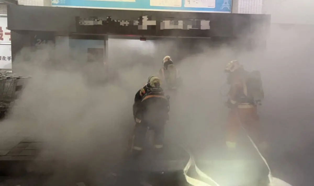 ▲3日凌晨，桃園市中壢區中華路二段家樂福量販店，突然竄出火光跟濃煙，消防單位獲報派遣人車前往救援，經初步了解，火警位置是店內地下1樓，但詳細原因還有待釐清。（圖／翻攝畫面）