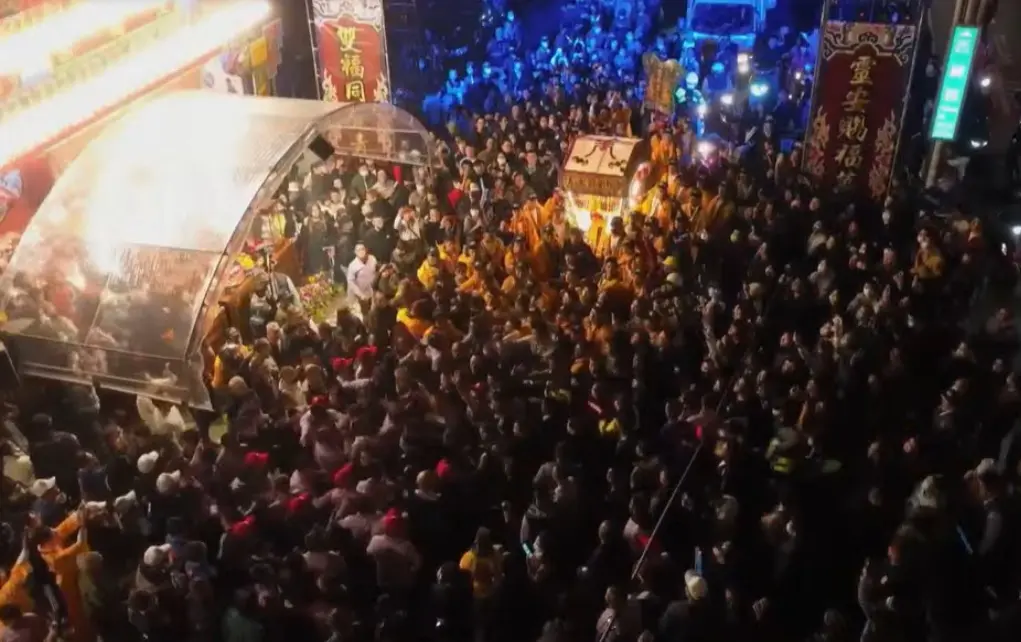 ▲台北市萬華區艋舺青山宮舉行遶境活動，未料首日晚間就爆發口角，傳出有民眾嗆「安娜？」並發生推擠拉扯，險些釀成大型肢體衝突，所幸警方隨即上前制止，才未讓衝突繼續擴大。（圖／翻攝台灣廟會情報局LIVE）