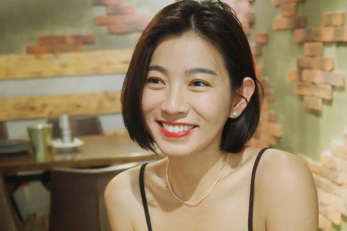 ▲米可白曬性感美照被眼尖網友抓包修圖，她也大方承認，回應「手太壯，需要修」。（圖／米可白IG）