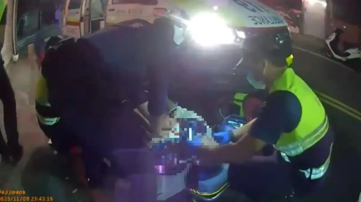 ▲上月9日晚間，新莊丹鳳派出所2名警員，接獲通報指新建巷口有名男子突然倒地，現場失去呼吸心跳，員警立即趕赴馳援，並緊急協助實施CPR，將這名7旬翁搶救回來。（圖／翻攝畫面）