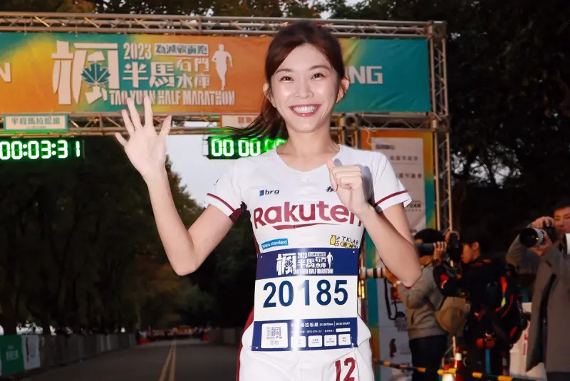▲樂天女孩林穎樂在「2023桃園半程馬拉松–石門水庫楓半馬」和半馬組一同起跑。(圖/大會提供)