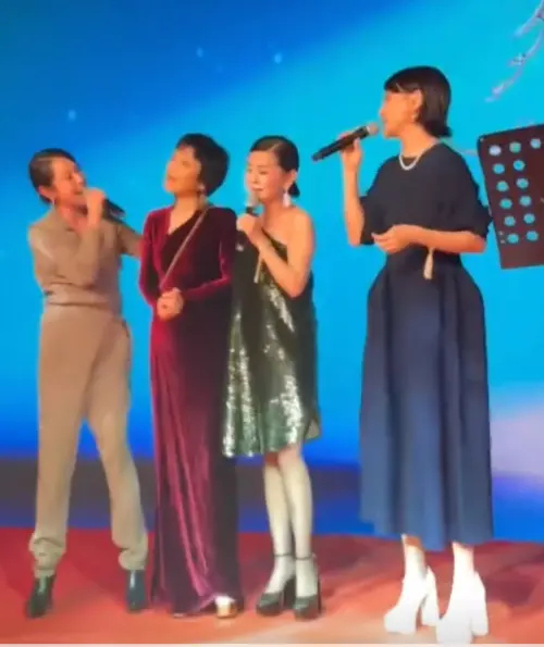 ▲劉若英（左起）、張艾嘉、張清芳和李心潔一起在王令塵婚禮上合唱〈愛的代價〉。（圖／翻攝自微博）