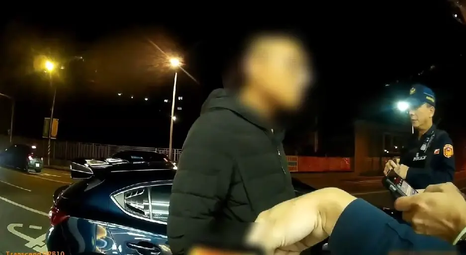 ▲巡邏員警發現男子疑似駕駛懸掛「AB車牌」的失竊車輛，盤查確認並在車上搜到毒品。（圖 ／翻攝畫面）