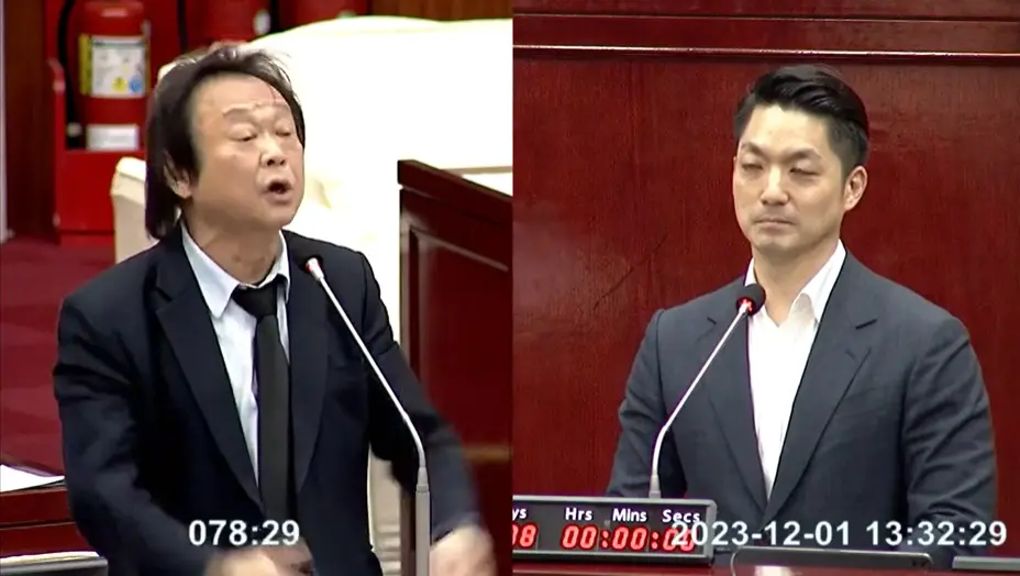 ▲台北市議員王世堅送台北市長蔣萬安倒數計時器。（圖／取自台北市議會直播）