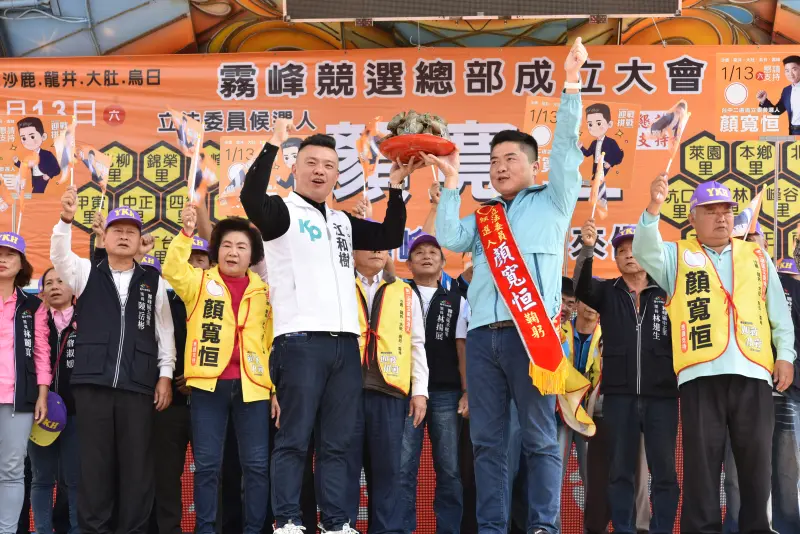 ▲台中繼續藍白合!民眾黨台中市主委江和樹,昨天為國民黨中二選區立委候選人顏寬恒站台送粽子。(圖/顏寬恒競總提供,2023.12.03)