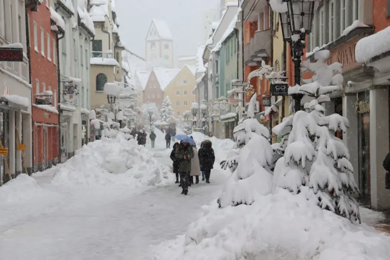 ▲德國巴伐利亞邦降下世紀暴雪，慕尼黑積雪厚度創下觀測史紀錄。（圖／美聯社／達志影像）