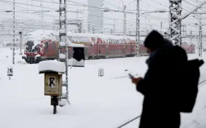 ▲受到大雪影響，慕尼黑火車總站遭冰封。圖為遭到白雪覆蓋的列車。（圖／美聯社／達志影像）