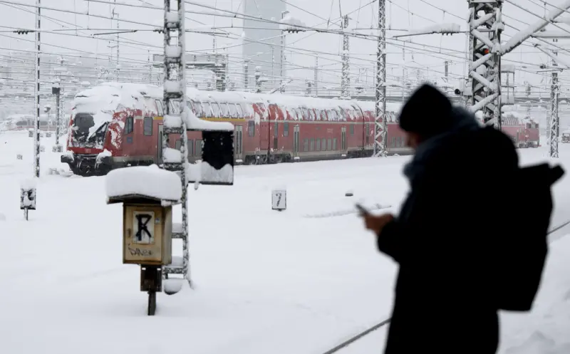 ▲受到大雪影響,慕尼黑火車總站遭冰封。圖為遭到白雪覆蓋的列車。(圖/美聯社/達志影像)