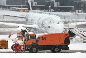 ▲德國南部巴伐利亞降下暴雪，慕尼黑交通網徹底癱瘓。（圖／美聯社／達志影像）