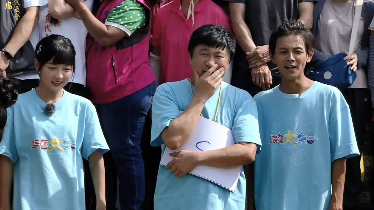 ▲聽到阿嬤為了《綜藝大集合》的獎金吵架，甚至吵到要報警，讓主持人胡瓜（中）哭笑不得。（圖／民視提供）