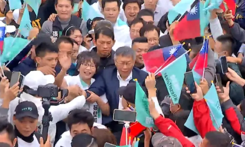 ▲柯文哲和蔡壁如大進場時,被熱情支持者擠到幾乎無法前行。(圖/翻攝蔡壁如臉書,2023.12.03)