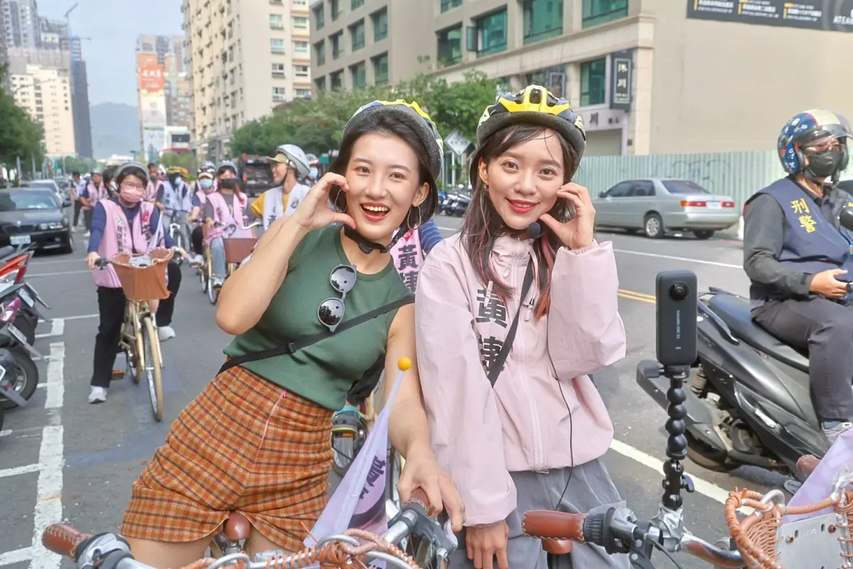 ▲高雄市第六選區民進黨參選人黃捷，今（3）日號召志工團一起騎上腳踏車，在選區美術館掃街拜票，還特別找來妹妹黃蓉一起騎車健身。（圖／黃捷競總提供）