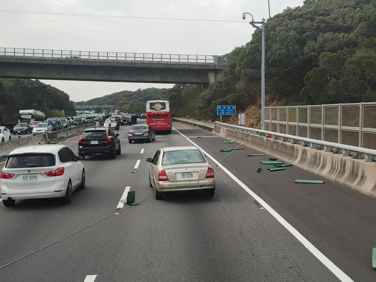 ▲台電電纜線垂落在國道3號高速公路上，造成廂型車失控翻覆7車連環撞。（圖／翻攝畫面）