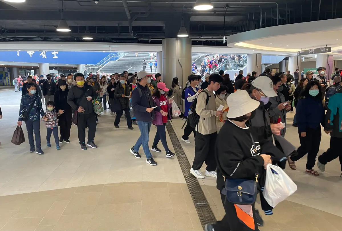 ▲亞錦賽在台北大巨蛋開打，現場湧進滿滿人潮。（圖／記者葉政勳攝）