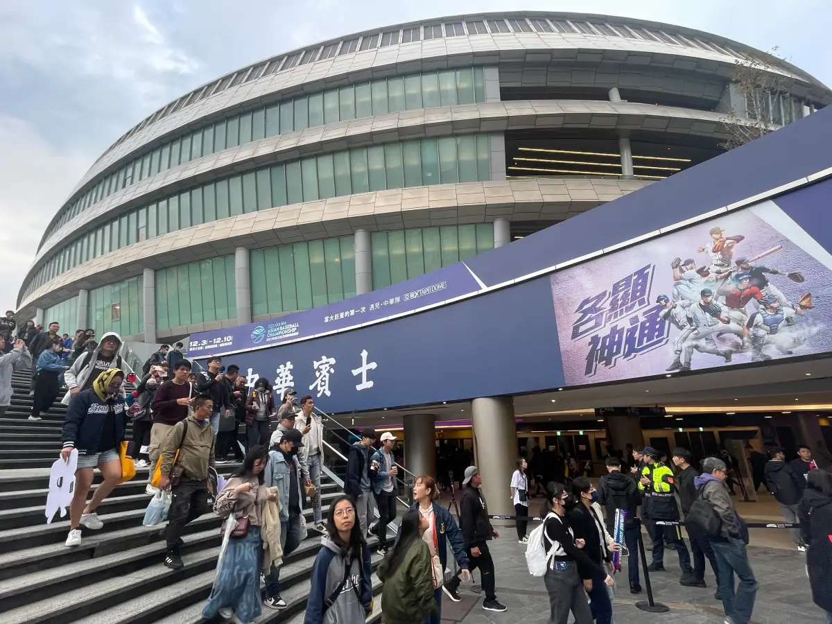 ▲亞錦賽在台北大巨蛋開打，現場湧進滿滿人潮。（圖／記者葉政勳攝）