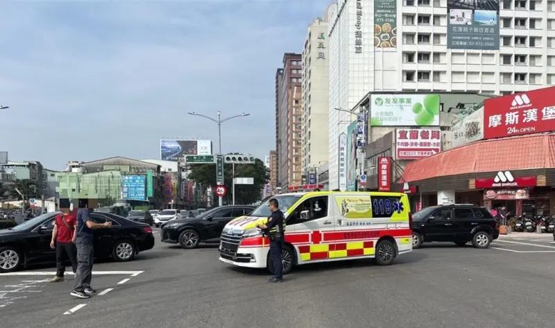 ▲高雄救護車紅燈左轉，和綠燈直行的自小客車發生碰撞。（圖／翻攝畫面）