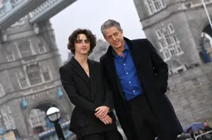 ▲休葛蘭（右）、提摩西夏勒梅在電影《旺卡》中精采對戲，圖為倫敦首映會現場照片。（圖／華納兄弟）
