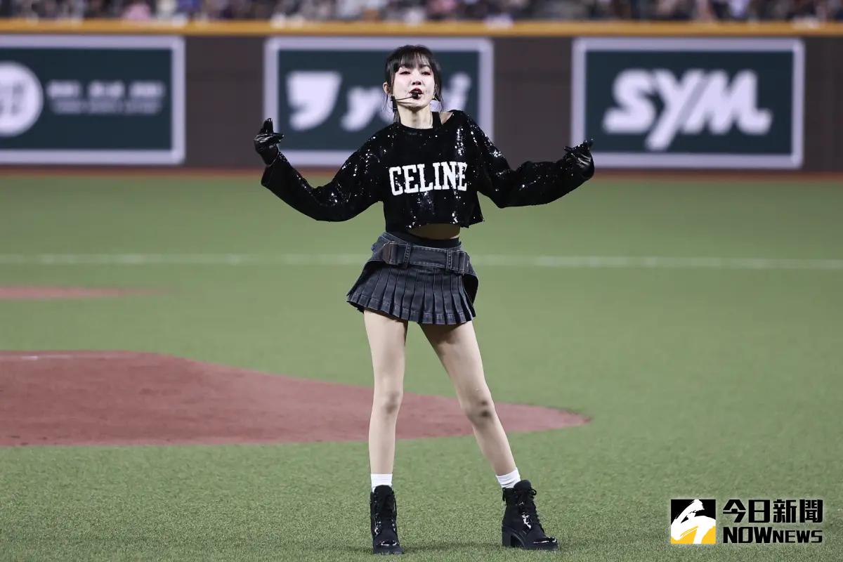 ▲台北大巨蛋亞錦賽開幕式，「姐姐」謝金燕成為第一位登上台北大巨蛋開唱的歌手。（圖／記者葉政勳攝）