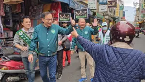 ▲王義川一早現身埔里鎮菜市場，民眾朝著他比讚。（圖／蔡銘軒競總提供，2023.12.03）