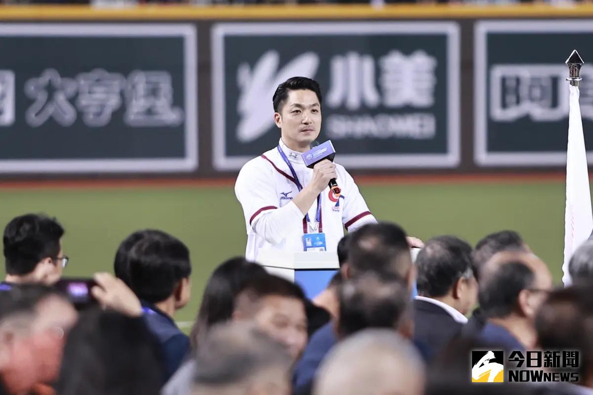 ▲蔣萬安以球迷身分嘶吼　激動大喊：今天要大吃泡菜！（圖／葉政勳攝）