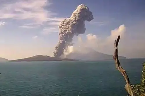 火山灰柱超過1公里！印尼機場關閉　逾2000人撤離
