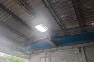 ▲三重一家車行員工在更換屋頂帆布時,不慎踩破遮光罩,從3樓墜下命危。(圖/翻攝畫面) ▲三重一家車行員工在更換屋頂帆布時,不慎踩破遮光罩,從3樓墜下命危。(圖/翻攝畫面)
