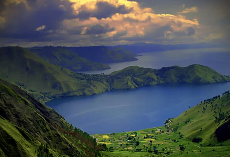 ▲印尼北蘇門答臘省的多巴湖是知名旅遊景點，擁有世界上最大的火山湖。（圖／翻攝自So-Saree）