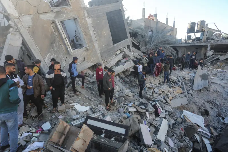 ▲世界衛生組織(WHO)祕書長譚德塞17日譴責加薩(Gaza)北部阿德萬醫院遭到的「實際破壞」，他還表示至少有8名病患喪生。圖為加薩的巴勒斯坦人在廢墟中尋找生還者。（圖／美聯社／達志影像）