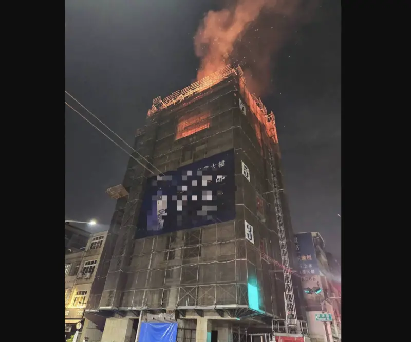 ▲高雄新興區新建大樓7樓頂部大火，消防局出動12車44人搶救。（圖／翻攝畫面）