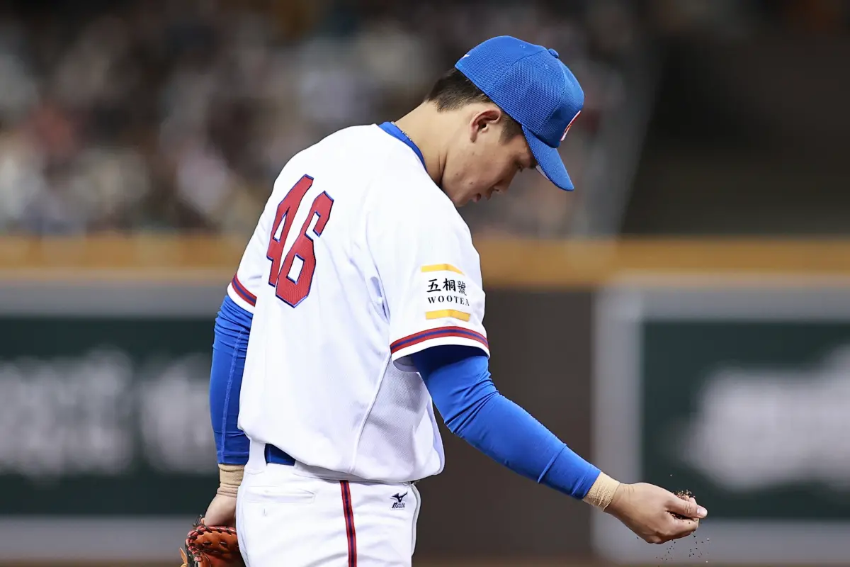 ▲亞錦賽首場賽事上，中華隊球員的球衣上有「五桐號」飲料店的LOGO，引起球迷關注。（圖/記者葉政勳攝）