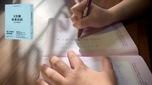 ▲山田弘美想測試「吸引力法則」的真實性，因此和朋友一起進行實驗，她在兒子送的筆記本上，開始執行「未來日記」計畫。（圖／翻攝自「圓神出版集團」YouTube頻道）