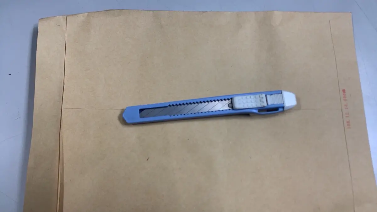 ▲嫌疑情緒失控，持自有美工刀朝趙姓員警攻擊。（圖／翻攝畫面）