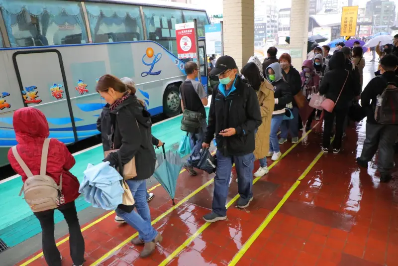 ▲因應東北季風雨勢強氣溫低，基隆市政府於港西街公車站旁巷道搭設帳棚遮風避雨方便通勤族候車等待。（圖 ／基隆市政府提供）