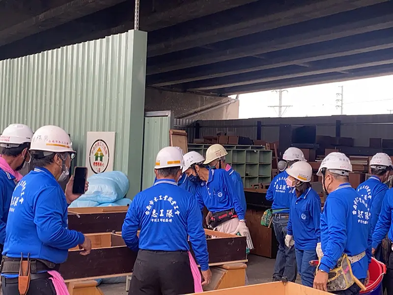 ▲台南市勞工局「做工行善團」志工們整修二手家具，捐贈給弱勢家庭（圖／記者張振興攝，2023,12,03）