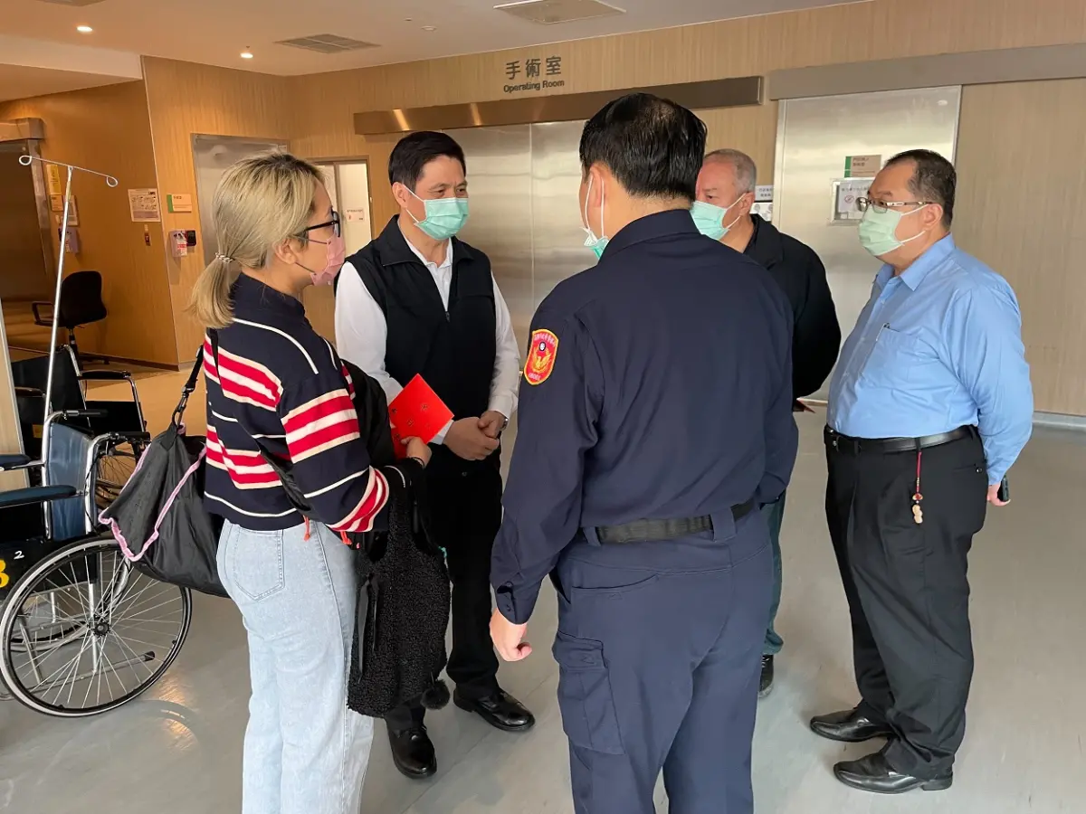 ▲男子賴友人家不搬離還持美工刀刺傷警員，局長林炎田獲報後趕赴慰問。（圖／小港分局提供）