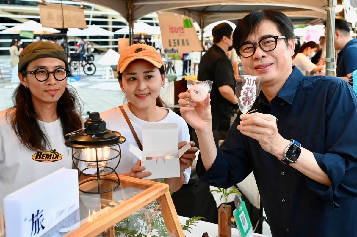 ▲青年局雙11舉辦的「城市嶼浪市集」是攤車輔導成果嘉年華，市長陳其邁讚「好吃又好玩」。(圖／青年局提供)