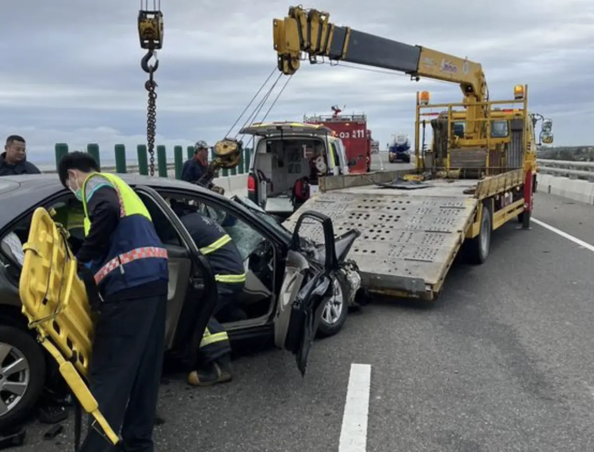 ▲台61線大城鄉路段今早發生嚴重車禍，一名自小客車駕駛失去呼吸心跳搶救中。（圖／翻攝畫面）