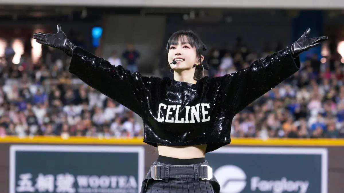 ▲謝金燕成為首位登上大巨蛋表演的歌手藝人創下紀錄，疑似因為開車進場太忙了，被少數球迷抓到假唱對嘴，引發討論。（圖／謝金燕臉書）