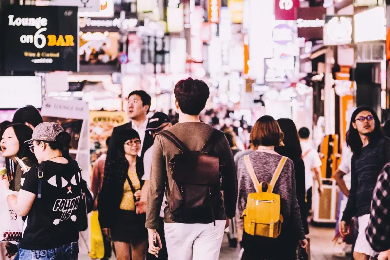 ▲南韓汽車在轉彎時，無論紅綠燈號為何，都必須停下禮讓行人；且在路上也添加許多「注意行人」的明顯標誌以及減速丘。（示意圖／翻攝自Pixbay）