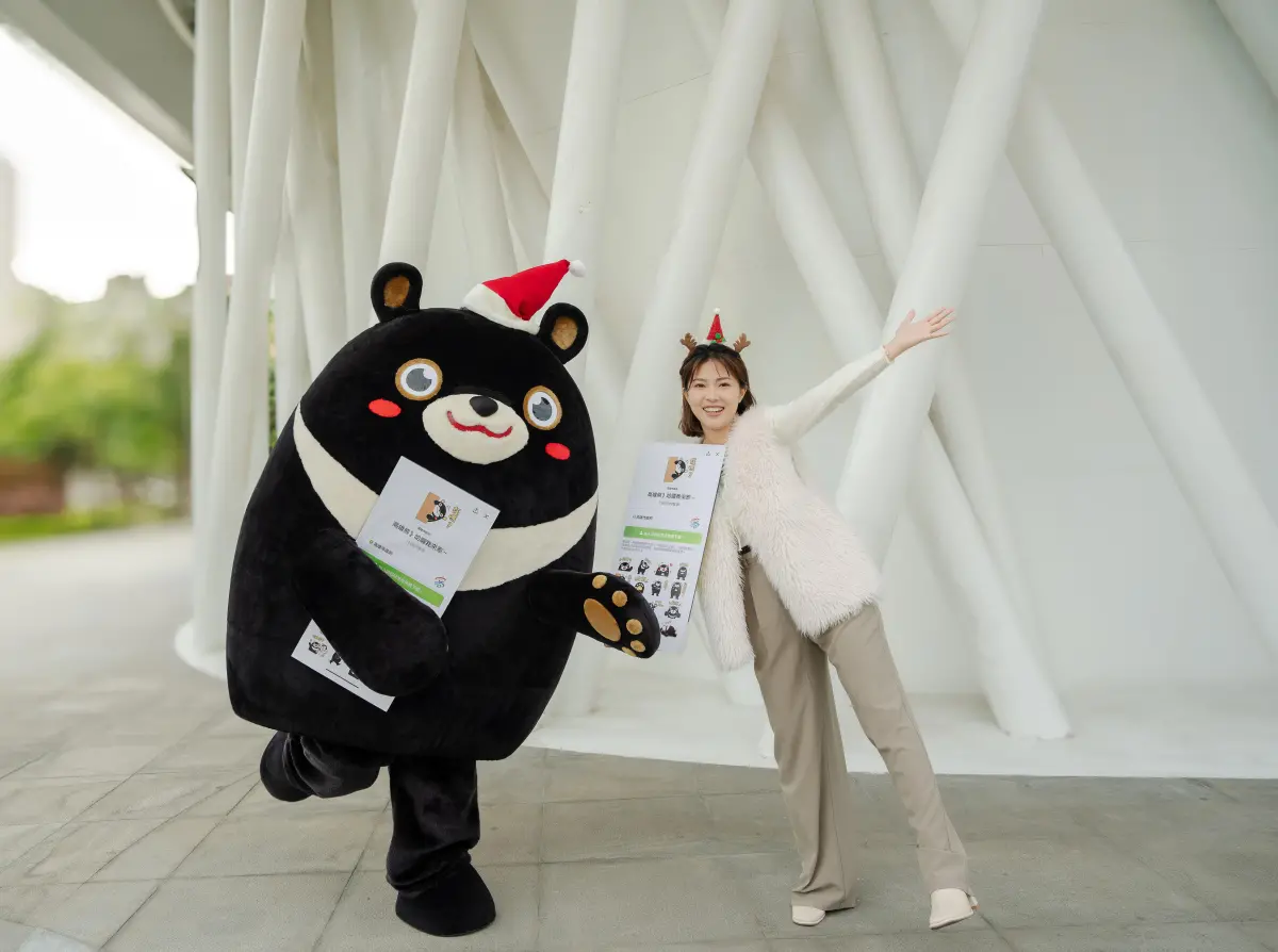 ▲高市府發言人周璟瑜與高雄熊特別以聖誕裝扮送大家聖誕禮物，即日起至明（113）年1月2日止開放免費限時下載，「高雄熊—哈囉我來了～」LINE貼圖。（圖／高市府提供）