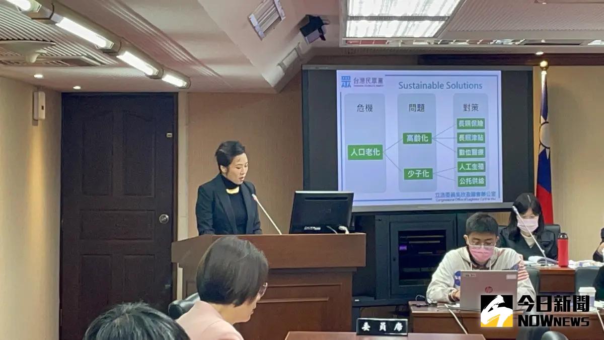 ▲民眾黨立委吳欣盈今（4）日質疑，通訊診察治療辦法原訂於11月中公告，但至今仍沒有看到衛福部進行任何公告程序。（圖／記者林志怡攝，2023.12.04）