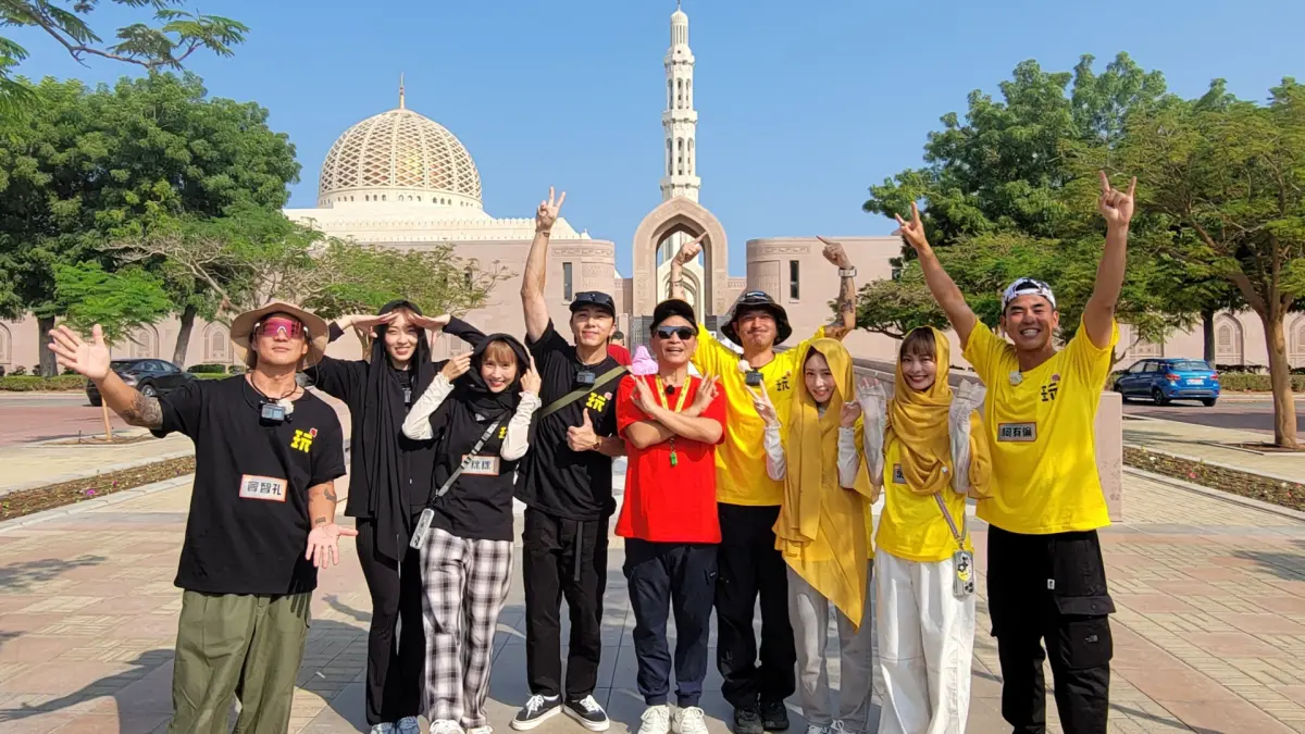 ▲《綜藝玩很大》9週年前進阿曼王國，吳宗憲也被拉下來參與每個關卡，更在沙漠上玩起大逃殺，抗議直呼：「一點都不輕鬆。」（圖／三立提供）